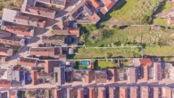 Einfamilienhaus mit weitläufigem Garten und privatem Innenhof - Drohnenaufnahme