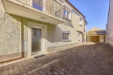 Einfamilienhaus mit weitläufigem Garten und privatem Innenhof - Außenansicht