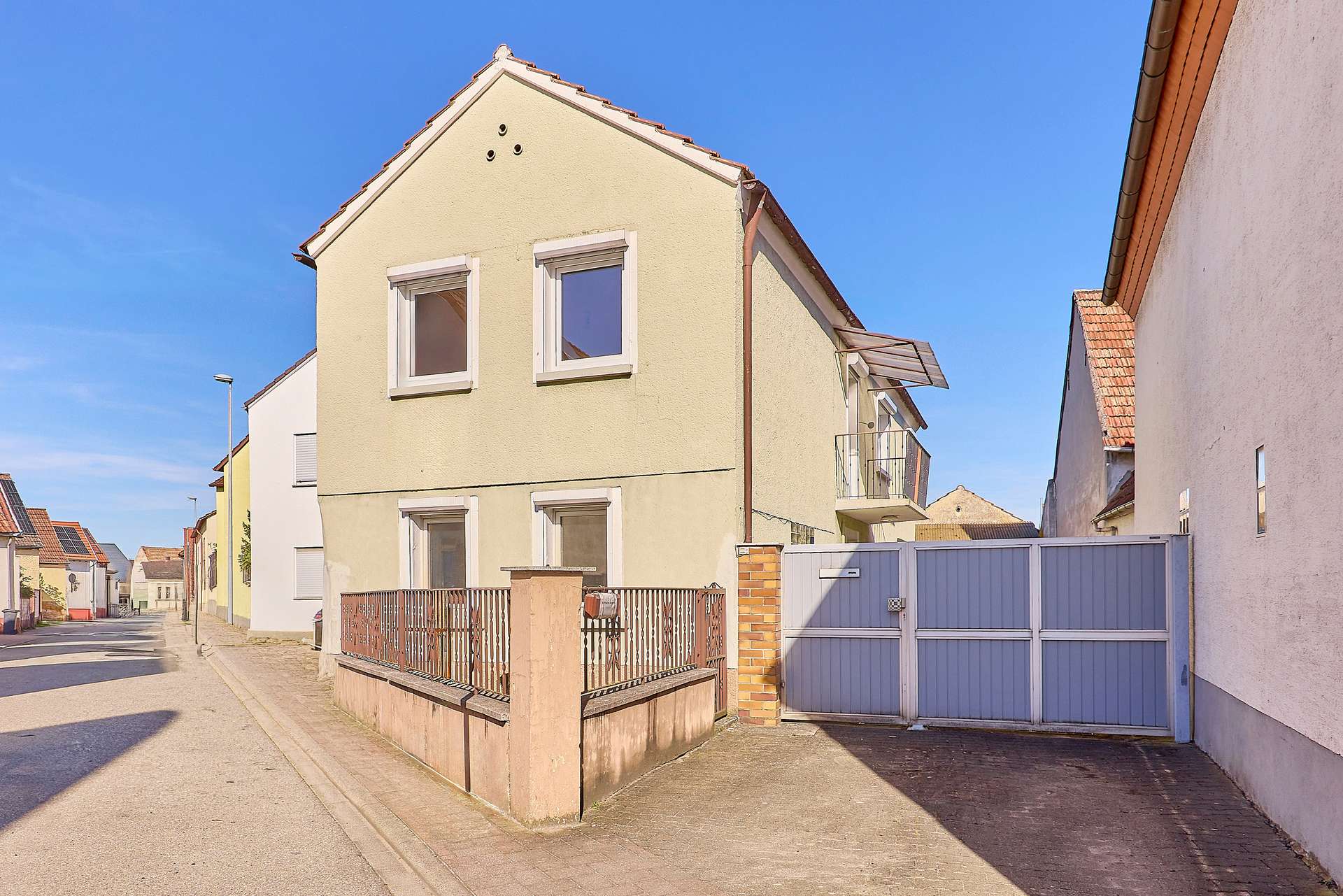 Einfamilienhaus mit weitläufigem Garten und privatem Innenhof, 67454 Haßloch, Einfamilienhaus