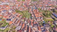 Einfamilienhaus mit weitläufigem Garten und privatem Innenhof - Drohnenaufnahme