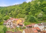 Großzügiges Einfamilienhaus am Waldrand mit Garage, Schuppen & Garten - Außenansicht