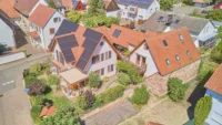 Wohnen mit besonderer Vielfalt – Hofanlage mit Haupthaus + 2 Einheiten zum Arbeiten oder Vermieten - Drohnenaufnahme
