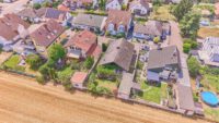 Wohnen mit Weitblick – großzügiges Zuhause mit außergewöhnlicher Aussicht über die Felder - Drohnenaufnahme
