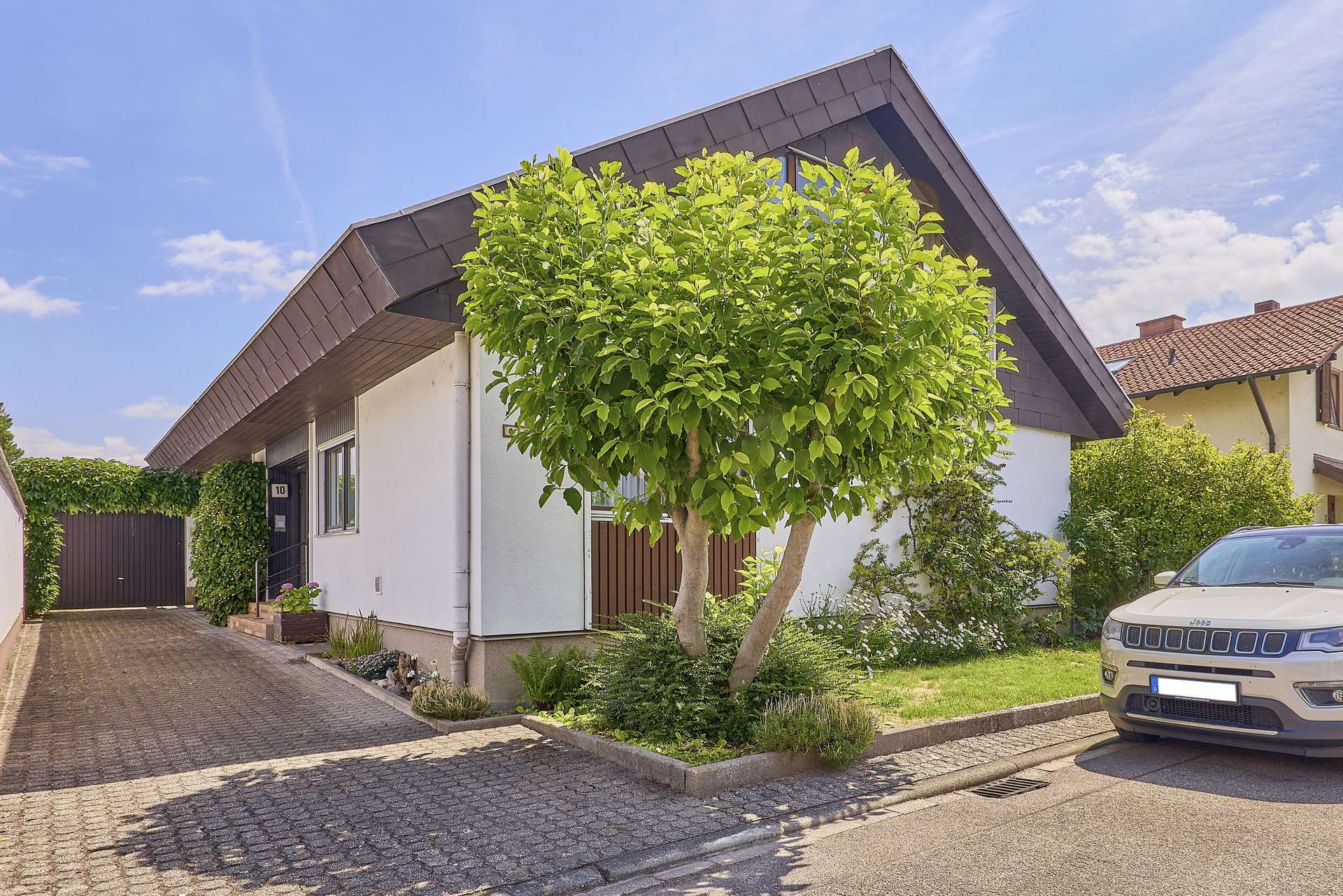 Wohnen mit Weitblick – großzügiges Zuhause mit außergewöhnlicher Aussicht über die Felder, 67141 Neuhofen, Einfamilienhaus