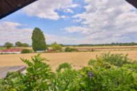 Wohnen mit Weitblick – großzügiges Zuhause mit außergewöhnlicher Aussicht über die Felder - Aussicht Balkon