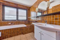 Wohnen mit Weitblick – großzügiges Zuhause mit außergewöhnlicher Aussicht über die Felder - Badezimmer EG