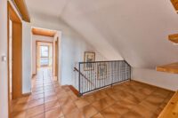 Wohnen mit Weitblick – großzügiges Zuhause mit außergewöhnlicher Aussicht über die Felder - Flur DG