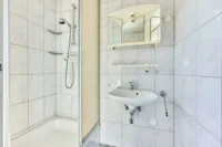 Wohnen mit Perspektive: Einfamilienhaus mit weiterem Baupotenzial - Badezimmer