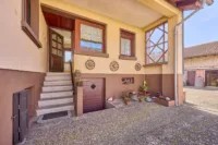 Wohnen mit Perspektive: Einfamilienhaus mit weiterem Baupotenzial - Eingang