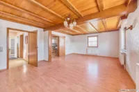 Wohnen mit Perspektive: Einfamilienhaus mit weiterem Baupotenzial - Wohnzimmer
