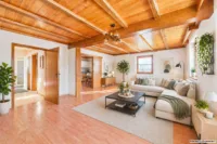 Wohnen mit Perspektive: Einfamilienhaus mit weiterem Baupotenzial - Wohnzimmer_digitales staging
