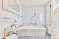 Wohnen mit Perspektive: Einfamilienhaus mit weiterem Baupotenzial - Badezimmer