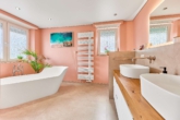 Modernisiertes Smart Home mit Designbad, SwimSpa & traumhaftem Familiengarten - Badezimmer