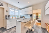 Modernisiertes Smart Home mit Designbad, SwimSpa & traumhaftem Familiengarten - Küche