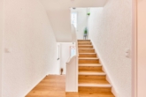 Modernisiertes Smart Home mit Designbad, SwimSpa & traumhaftem Familiengarten - Treppenhaus