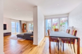 Modernisiertes Smart Home mit Designbad, SwimSpa & traumhaftem Familiengarten - Wohnzimmer mit Esszimmer