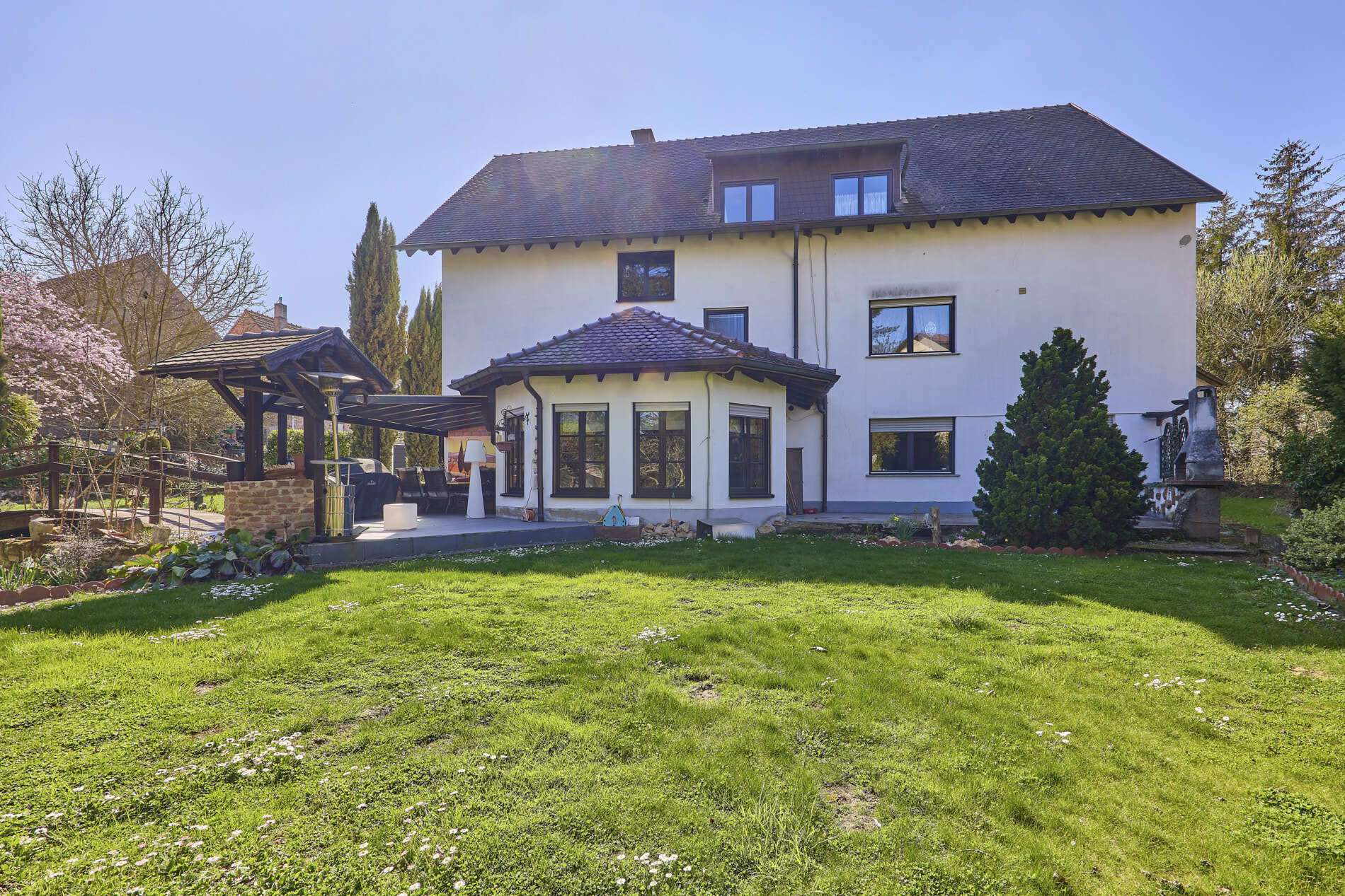 Einzigartiges Anwesen mit viel Platz für Wohnen und Arbeiten mit traumhafter Gartenanlage und Pool, 67271 Mertesheim, Mehrfamilienhaus