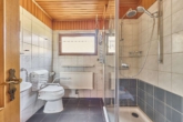 Einzigartiges Anwesen mit viel Platz für Wohnen und Arbeiten mit traumhafter Gartenanlage und Pool - Bad OG