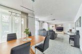 Lichtdurchflutete Doppelhaushälfte mit moderner Eleganz & uneinsehbarem Garten - Esszimmer