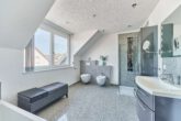 Lichtdurchflutete Doppelhaushälfte mit moderner Eleganz & uneinsehbarem Garten - Bad