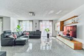 Lichtdurchflutete Doppelhaushälfte mit moderner Eleganz & uneinsehbarem Garten - Wohnzimmer