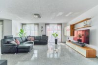 Lichtdurchflutete Doppelhaushälfte mit moderner Eleganz & uneinsehbarem Garten - Wohnzimmer