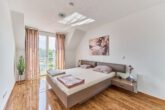 Lichtdurchflutete Doppelhaushälfte mit moderner Eleganz & uneinsehbarem Garten - Schlafzimmer