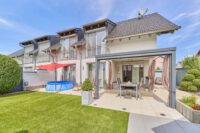 Lichtdurchflutete Doppelhaushälfte mit moderner Eleganz & uneinsehbarem Garten - Rückansicht