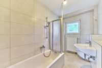 Neu sanierte Wohnung mit großzügigem Balkon und zusätzlicher Loggia - Bad