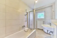 Neu sanierte Wohnung mit großzügigem Balkon und zusätzlicher Loggia - Bad