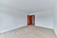 Neu sanierte Wohnung mit großzügigem Balkon und zusätzlicher Loggia - Schlafzimmer