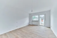 Neu sanierte Wohnung mit großzügigem Balkon und zusätzlicher Loggia - Schlafzimmer