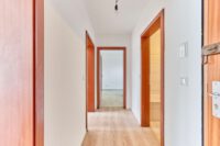Neu sanierte Wohnung mit großzügigem Balkon und zusätzlicher Loggia - Flur