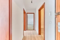 Neu sanierte Wohnung mit großzügigem Balkon und zusätzlicher Loggia - Flur