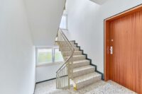 Neu sanierte Wohnung mit großzügigem Balkon und zusätzlicher Loggia - Treppenhaus