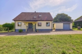 Familienparadies im Grünen – Freistehendes Haus mit Terrasse und Garten - Außenansicht