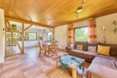 Familienparadies im Grünen – Freistehendes Haus mit Terrasse und Garten - Wohnzimmer
