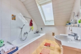 Ihr Rückzugsort im Grünen - stilvolles Einfamilienhaus mit sonnigem Gartenparadies - Badezimmer DG