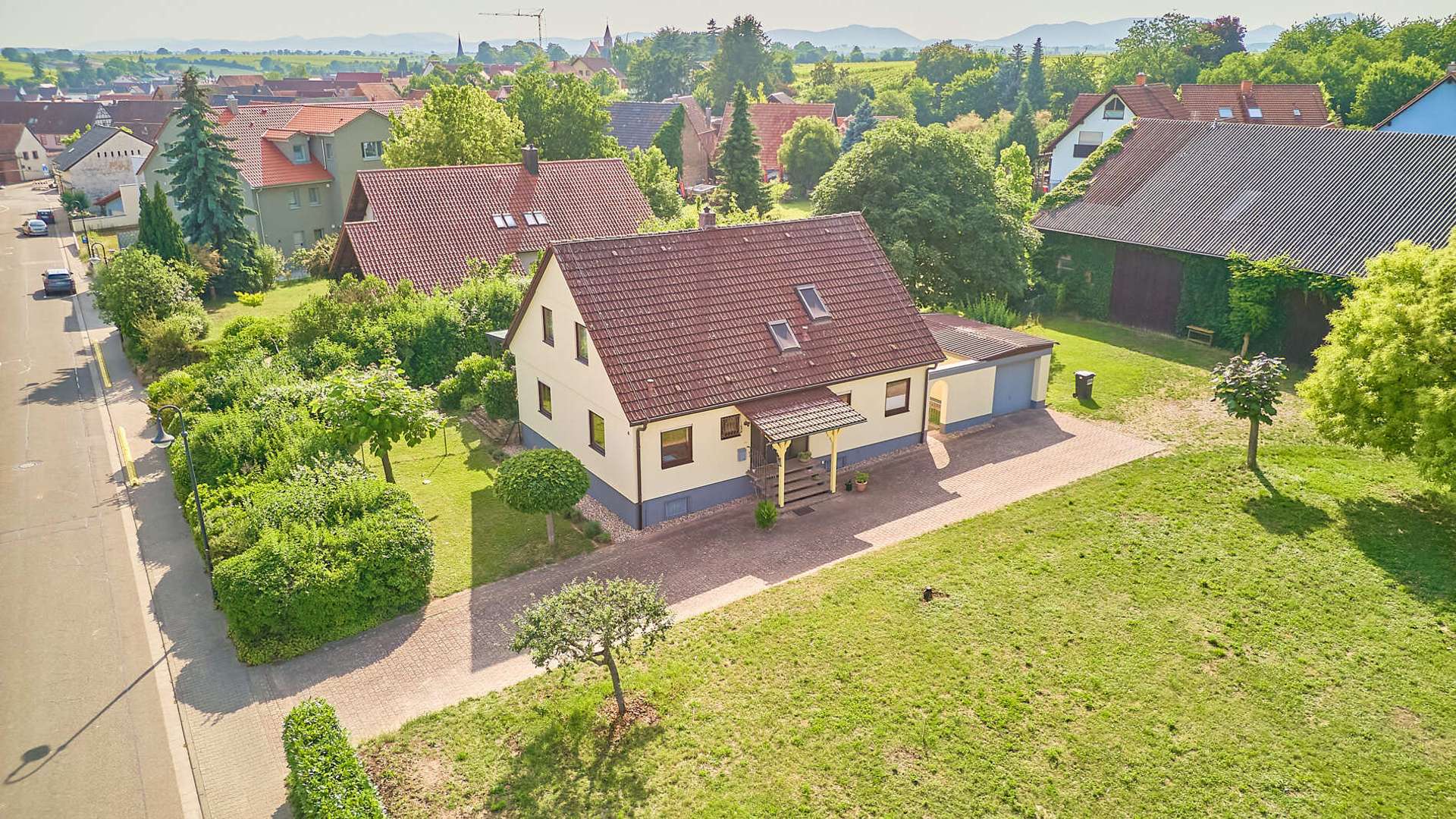 Ihr Rückzugsort im Grünen – stilvolles Einfamilienhaus mit sonnigem Gartenparadies, 76865 Insheim, Einfamilienhaus