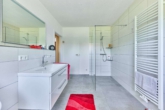 Ihr Rückzugsort im Grünen - stilvolles Einfamilienhaus mit sonnigem Gartenparadies - Badezimmer EG