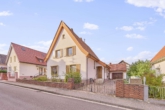 Charmantes Einfamilienhaus mit hellen Räumen, tollem Grundriss und gemütlicher Atmosphäre - Straßenansicht