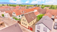 Charakterstarkes Haus mit vielseitigem Ausbaupotenzial - Drohnenaufnahme