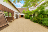 Charaktervolles Anwesen mit vielseitigem Entwicklungspotenzial - Innenhof