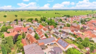 Charakterstarkes Haus mit vielseitigem Ausbaupotenzial - Drohnenaufnahme