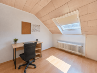 Dreifamilienhaus mit Garagen, Garten und zusätzlichem Baupotenzial - Büro DG