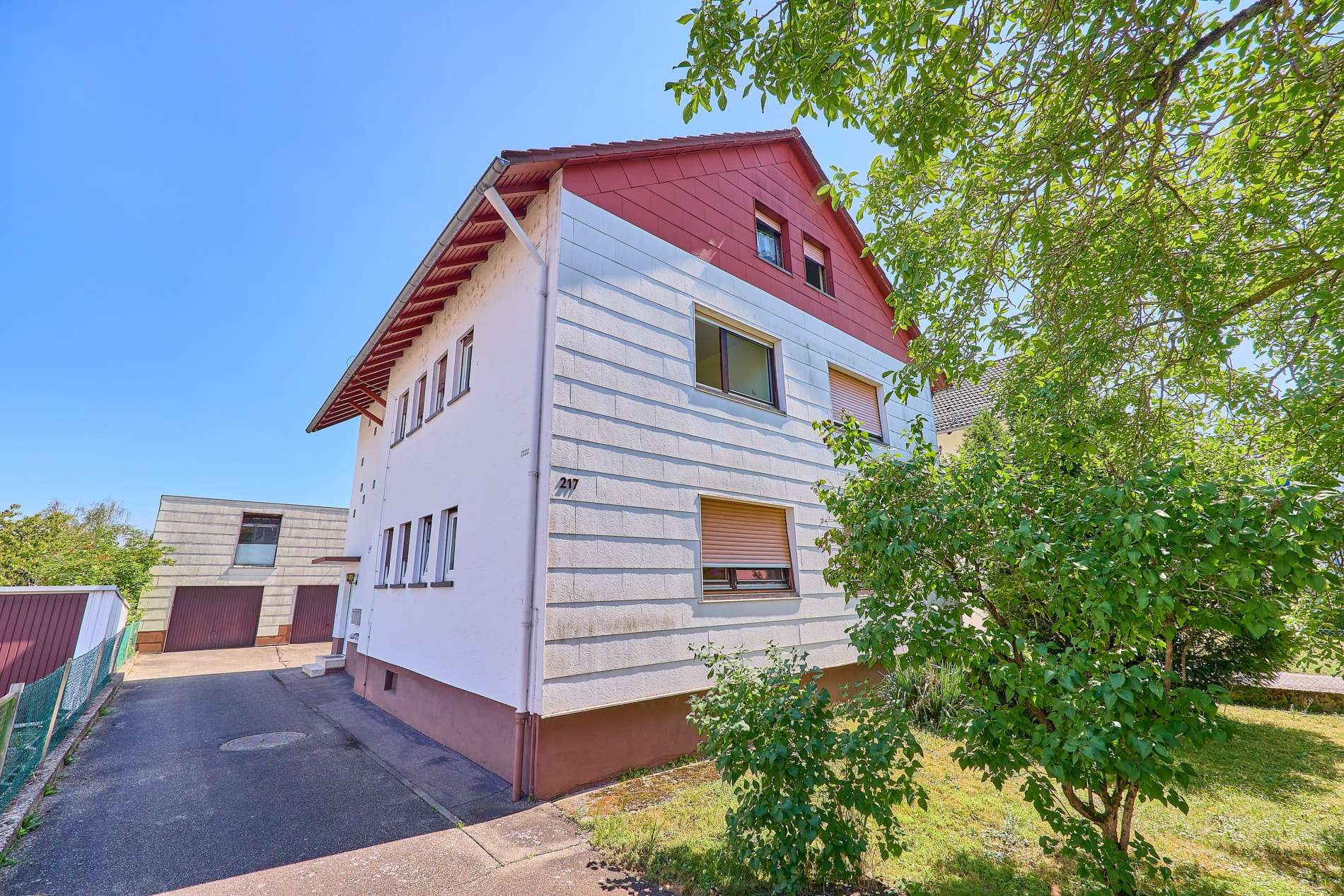 Attraktives Dreifamilienhaus mit drei Garagen, Garten und zusätzlichem Baupotenzial, 76297 Stutensee, Mehrfamilienhaus