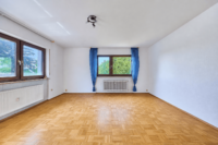 Dreifamilienhaus mit Garagen, Garten und zusätzlichem Baupotenzial - Wohnzimmer OG