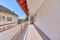 Dreifamilienhaus mit Garagen, Garten und zusätzlichem Baupotenzial - Loggia