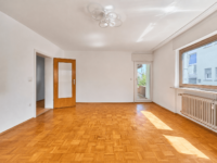 Dreifamilienhaus mit Garagen, Garten und zusätzlichem Baupotenzial - Wohnzimmer EG