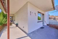 Dreifamilienhaus mit Garagen, Garten und zusätzlichem Baupotenzial - Terrasse EG